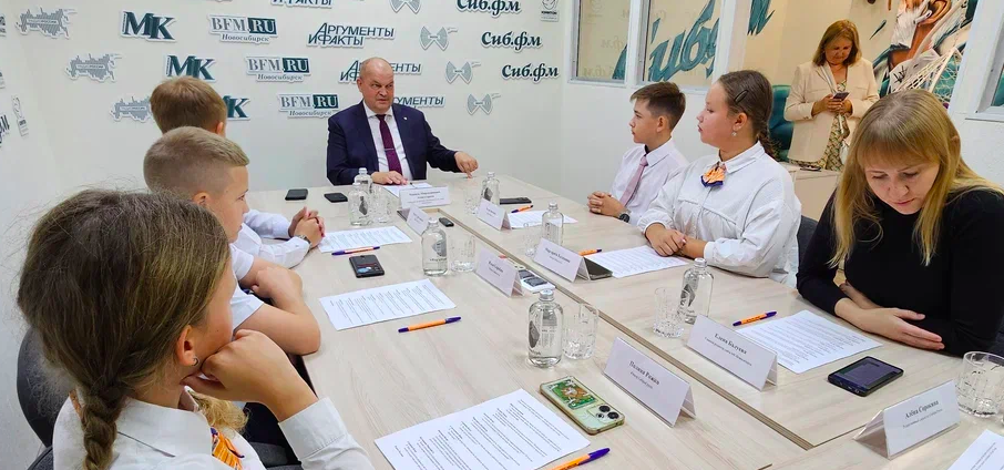 Фото «В детстве я мечтал стать космонавтом». Глава Депобра мэрии Новосибирска Рамиль Ахметгареев дал первое интервью юнкорам Сиб.фм Group 5